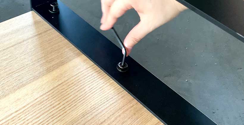 届いたものを六角レンチで取り付け